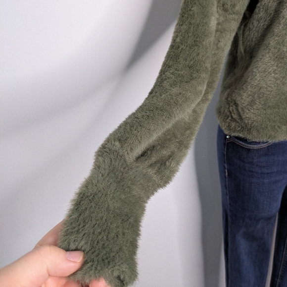 ✨3/$15 Express Green Feather Eyelash Fuzzy Long Sleeve Sweater XS - Picture 3 of 9